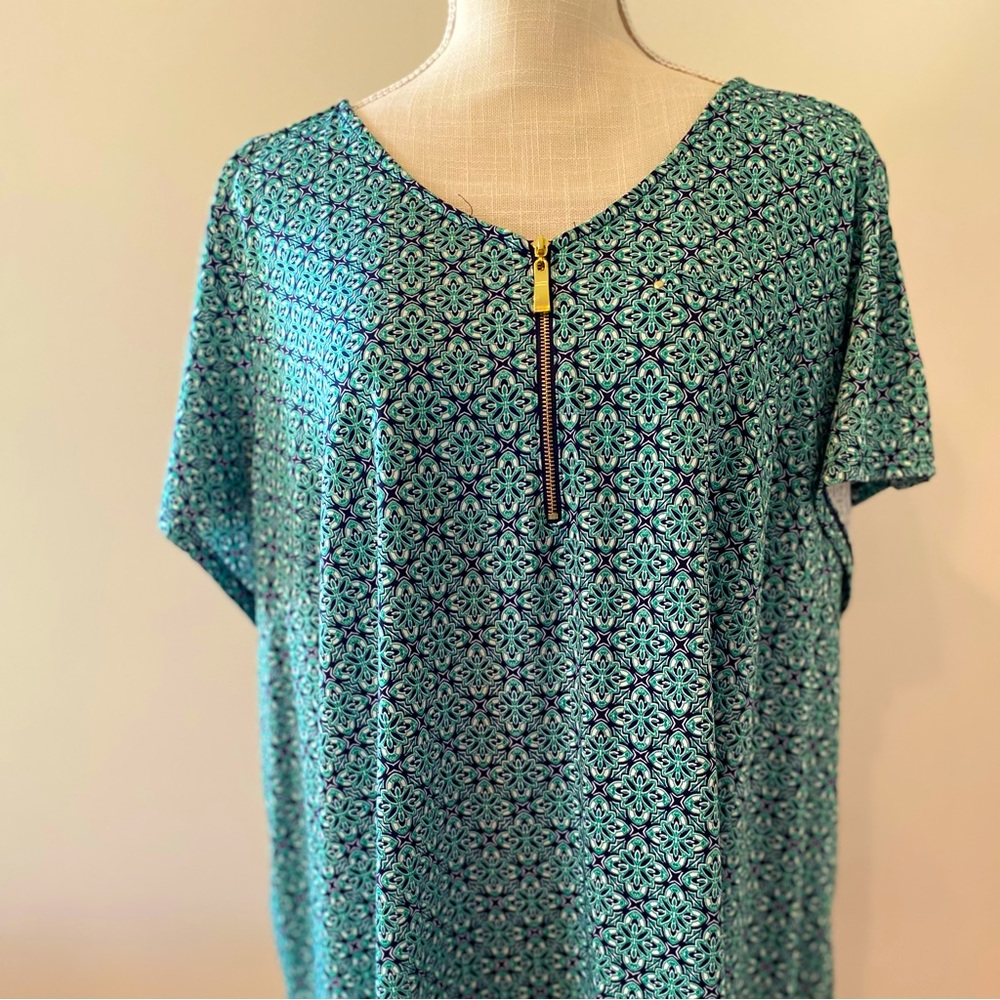 Short sleeve scoop neck with zipper front and pleated back